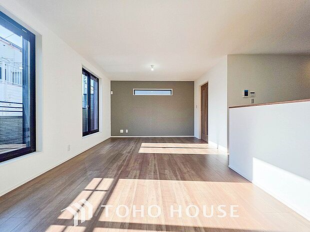 あたたかい日差しがたっぷり降り注ぐLDKは自然と家族の顔があかるい笑顔に。