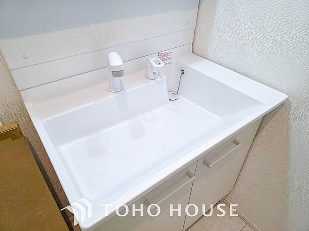 洗面台・洗面所パウダールームはナチュラルな雰囲気で清潔な印象。