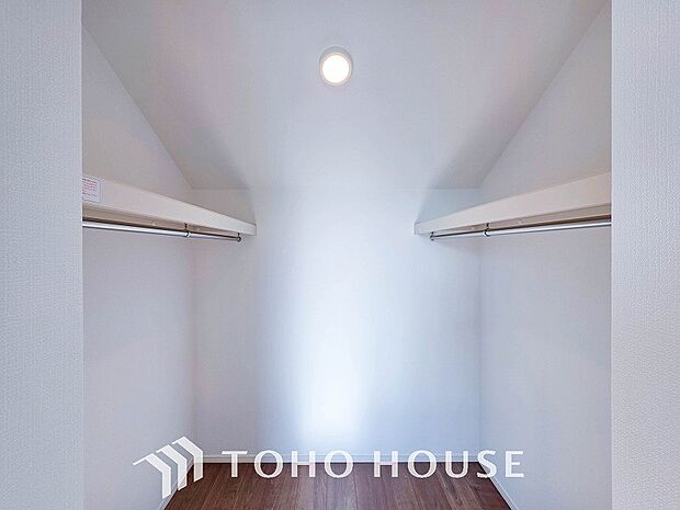 衣類だけでなく大きな荷物も収納でき、お部屋がすっきりします。