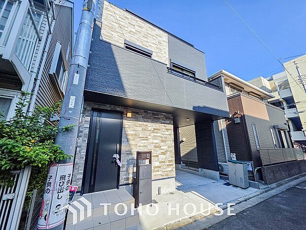 堂々たる趣ながら、主張し過ぎずどこか余裕を感じさせるシャープなフォルムで佇む邸宅。