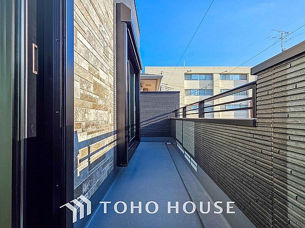 暮らしの中で光と風を演出してくれるバルコニー。