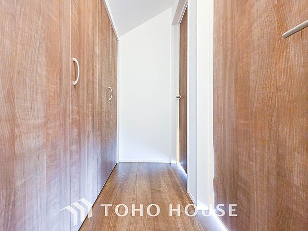 上質感漂う廊下。居住者の帰り、訪れる方を優しく迎える・安らぎに満ちた生活空間を予感させる。