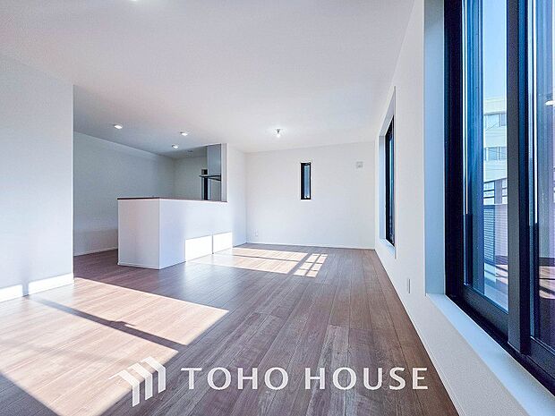 光と風があふれる開放的なリビングダイニングには自然と家族みんなが集まってきます。