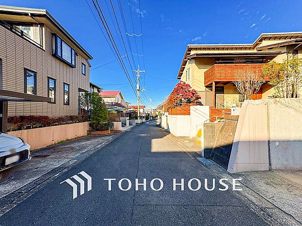 前面道路含む現地写真『快適』は「家」と「街」と「環境」が調和した時に訪れるだと改めて感じさせてくれます。