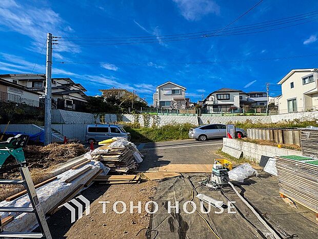 前面道路含む現地写真『快適』は「家」と「街」と「環境」が調和した時に訪れるだと改めて感じさせてくれます。