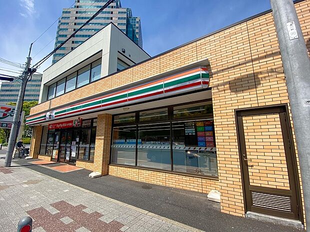 食料品や生活雑貨などが揃う安心便利なコンビニエンスストア。