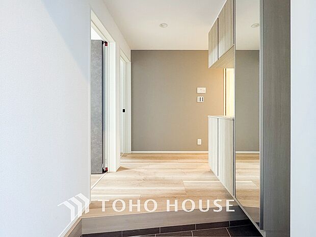 帰り着くたびに洗練されたテイストの空間に迎えられ誇りと喜びを感じる玄関まわりです。