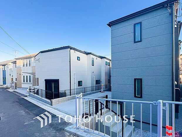 前面道路含む現地写真『快適』は「家」と「街」と「環境」が調和した時に訪れるだと改めて感じさせてくれます。