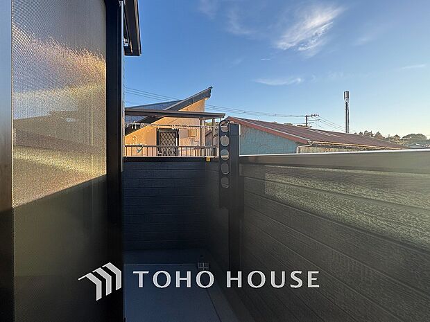 暮らしの中で光と風を演出してくれるバルコニー。