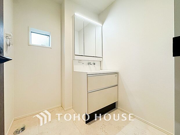 落ち着いた空間を演出するカラーと、ゆったりお使い頂ける広さが魅力のパウダールーム。