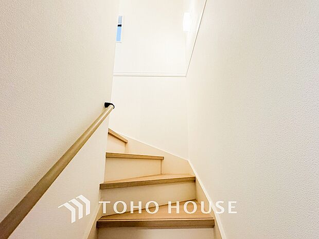 パブリックゾーンとプライベートゾーン繋ぐ階段。豊かな陽光が注ぎ込み、爽やかな住空間を演出。