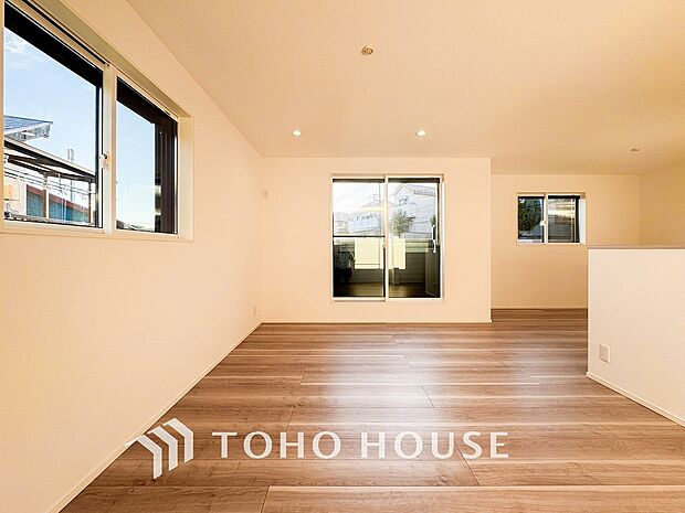 忙しい朝でも、しっかり家族が揃って食事をして頂けるゆとりある大きさのダイニングスペース。