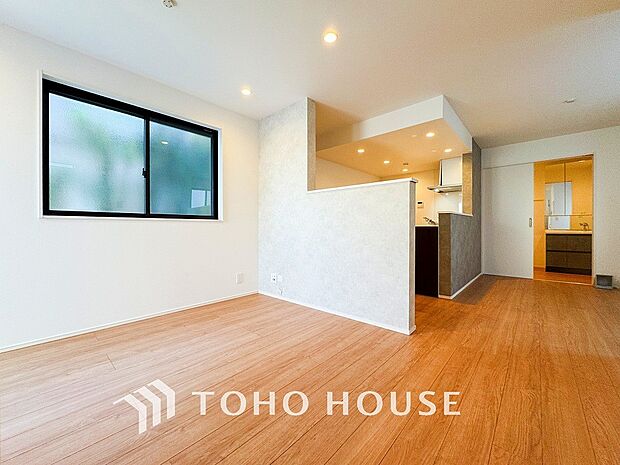 やわらかな陽射しがふりそそぎ、室内に開放感と爽快感をもたらします。