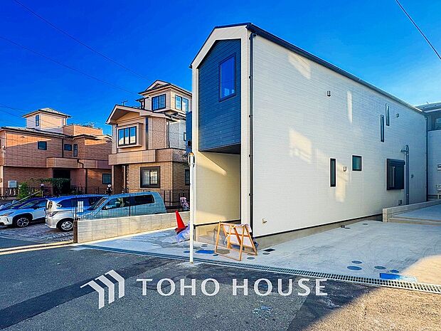 前面道路含む現地写真『快適』は「家」と「街」と「環境」が調和した時に訪れるだと改めて感じさせてくれます。