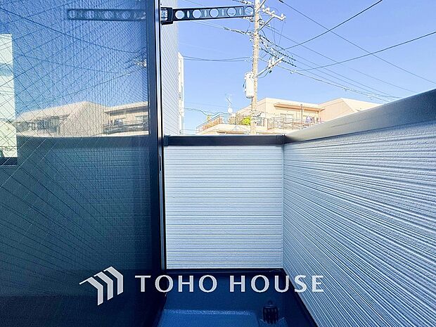 暮らしの中で光と風を演出してくれるバルコニー。