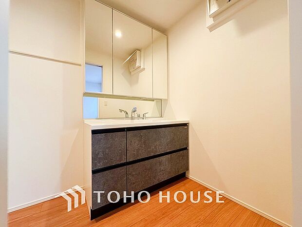 清潔感のあるプライベート空間は、身だしなみチェックや肌のお手入れに最適です。