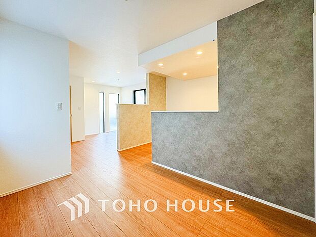 対面式キッチンのあるLDKで家族の会話が弾みます。