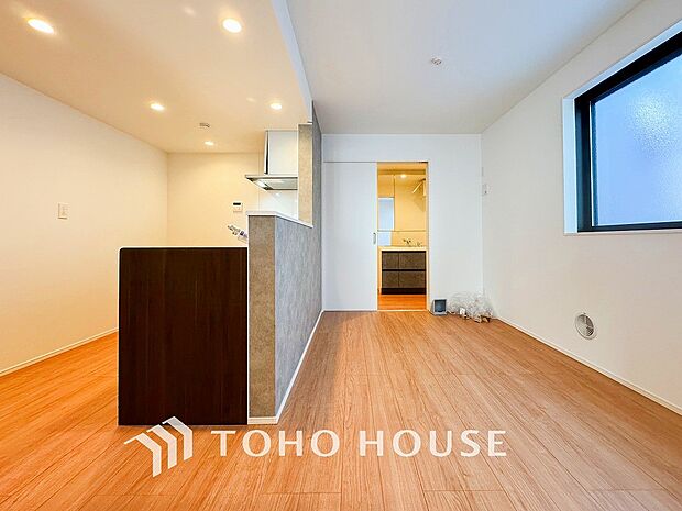 爽やかな色合いのフローリングと清潔感の溢れるクロスが明るい空間を創り出しているリビングダイニング。