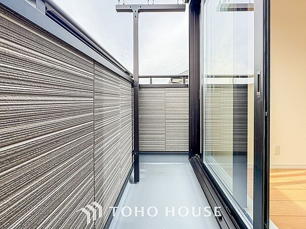 暮らしの中で光と風を演出してくれるバルコニー。