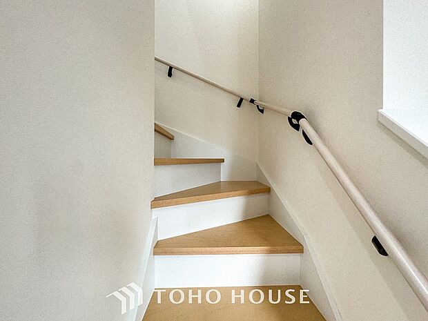 パブリックゾーンとプライベートゾーン繋ぐ階段。豊かな陽光が注ぎ込み、爽やかな住空間を演出。