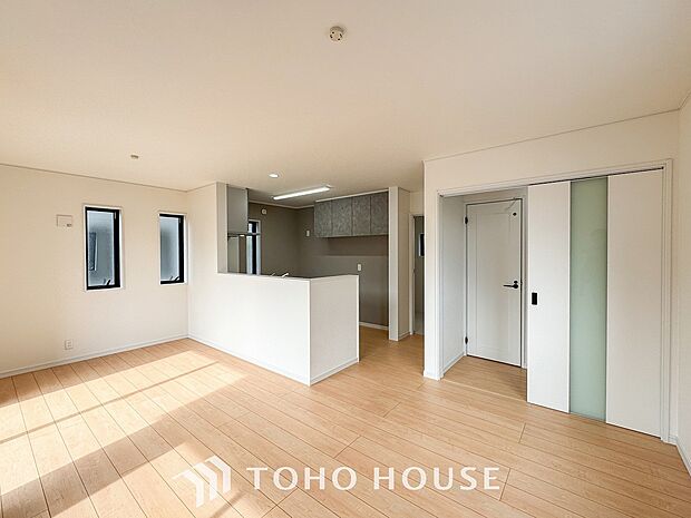 光と風があふれる開放的なリビングダイニングには自然と家族みんなが集まってきます。