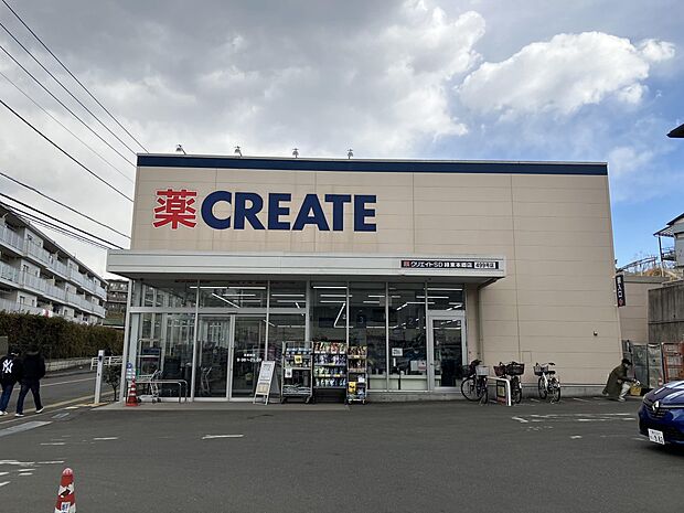 お薬や日用品はもちろん、冷蔵食品・冷凍食品・野菜・精肉・お酒などをお手ごろ価格で取り揃える頼もしいお店。