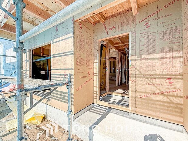 居住者の帰り、訪れる方を優しく迎えてくれる開放感のある玄関。