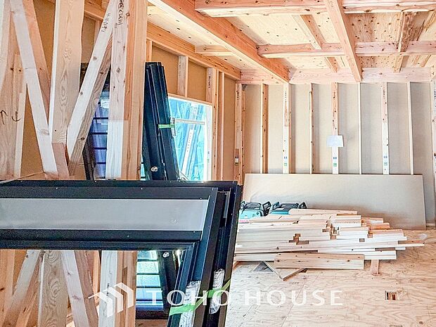 家族と過ごすひと時を溢れる光が優しく包み込むリビングダイニング。