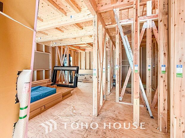 光と風があふれる開放的なリビングダイニングには自然と家族みんなが集まってきます。