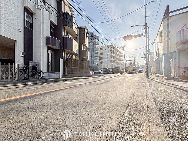前面道路含む現地写真『快適』は「家」と「街」と「環境」が調和した時に訪れるだと改めて感じさせてくれます。