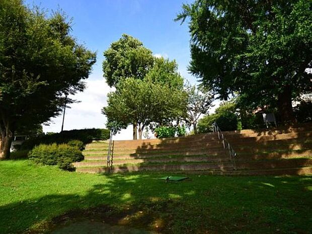広い広場や遊具のある見晴らしの良い公園。春には桜の下でお花見ができます。芝生のパークゴルフのコースもあります。