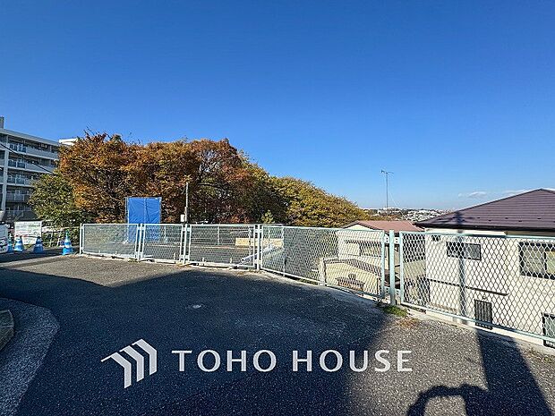 前面道路含む現地写真『快適』は「家」と「街」と「環境」が調和した時に訪れるだと改めて感じさせてくれます。