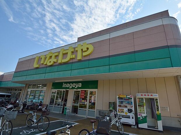 駅前なので、お出かけ帰りのお買い物にも便利です。生鮮食品が豊富。焼きたてパンも好評。