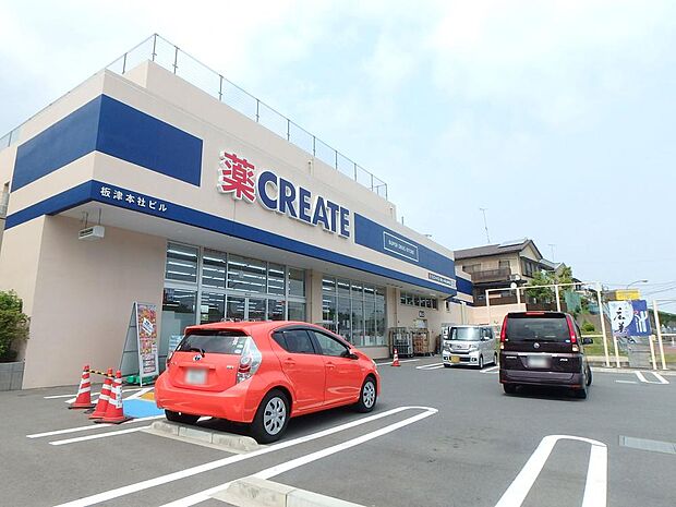 食料品や日用品・お酒・ATMなども揃った大型のドラッグストア。お買い得な商品が充実しています。