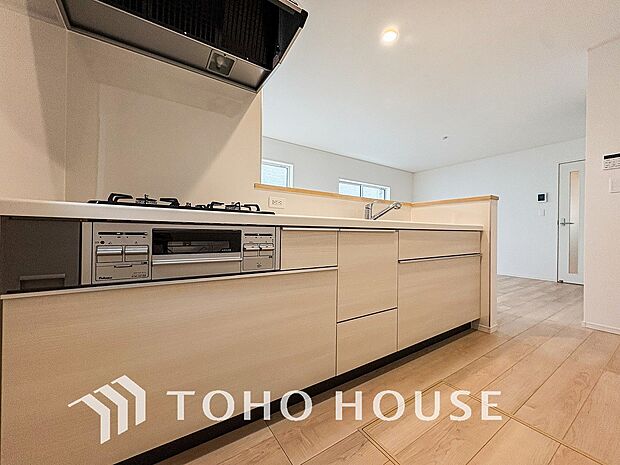 機能的で使い勝手のよさそうなキッチン。明るく清潔感があります。