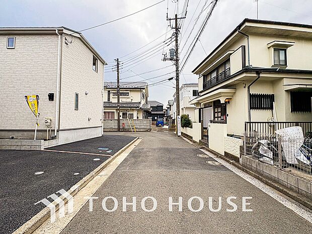 前面道路含む現地写真『快適』は「家」と「街」と「環境」が調和した時に訪れるだと改めて感じさせてくれます。