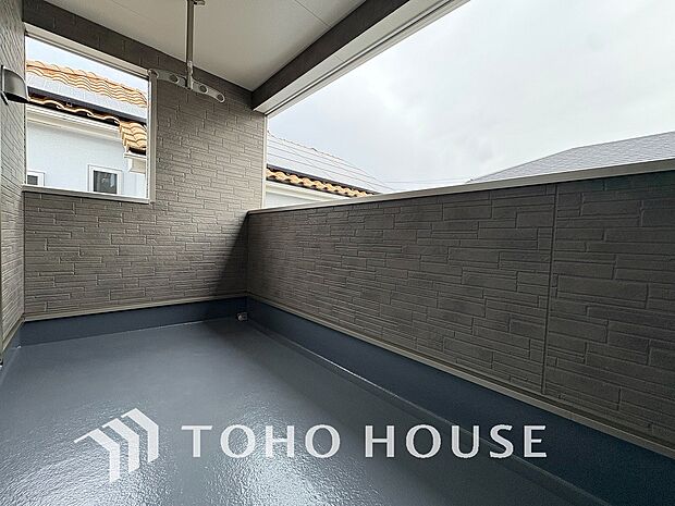 暮らしの中で光と風を演出してくれるバルコニー。