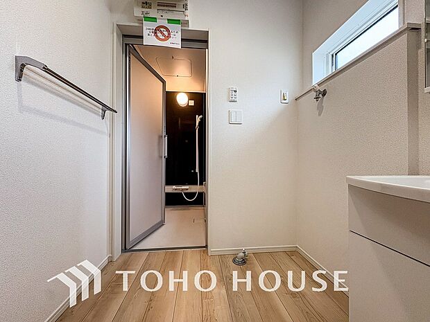 落ち着いた空間を演出するカラーと、ゆったりお使い頂ける広さが魅力のパウダールーム。