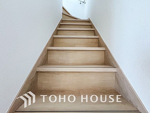 パブリックゾーンとプライベートゾーン繋ぐ階段。豊かな陽光が注ぎ込み、爽やかな住空間を演出。