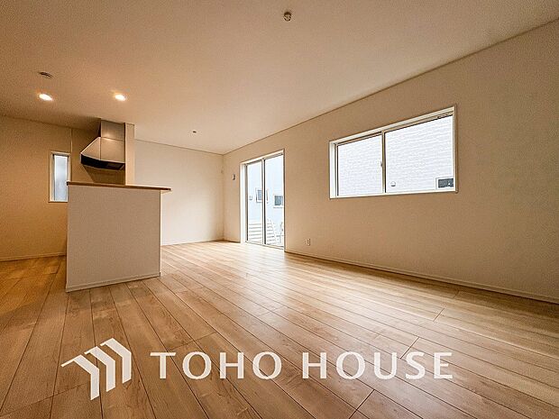 忙しい朝でも、しっかり家族が揃って食事をして頂けるゆとりある大きさのダイニングスペース。