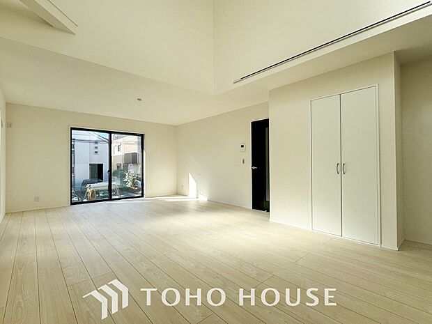 やわらかな陽射しがふりそそぎ、室内に開放感と爽快感をもたらします。