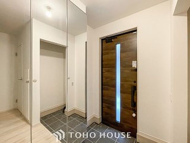 帰り着くたびに洗練されたテイストの空間に迎えられ誇りと喜びを感じる玄関まわりです。