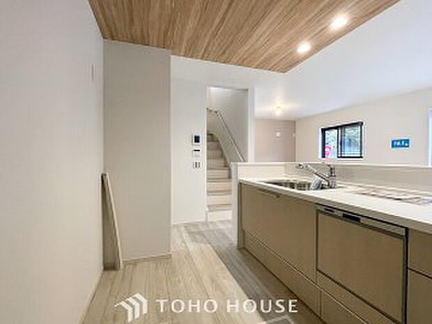 対面キッチンでリビングのご家族と会話を楽しみながらお料理できます。