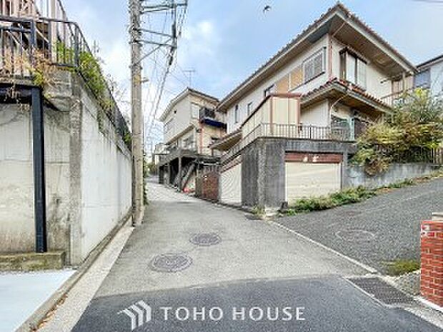 前面道路含む現地写真『快適』は「家」と「街」と「環境」が調和した時に訪れるだと改めて感じさせてくれます。