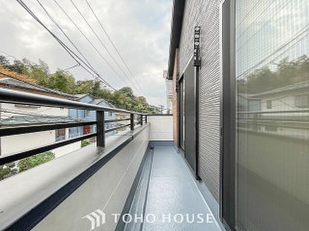 暮らしの中で光と風を演出してくれるバルコニー。