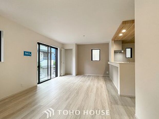 家族みんなが爽やかに健やかに過ごせるように、溢れる光をたっぷり取り込んだリビングダイニング。