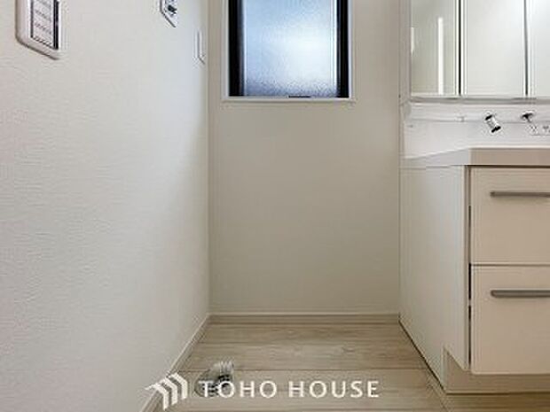 洗濯機を配置しても十分なスペースを確保しております。