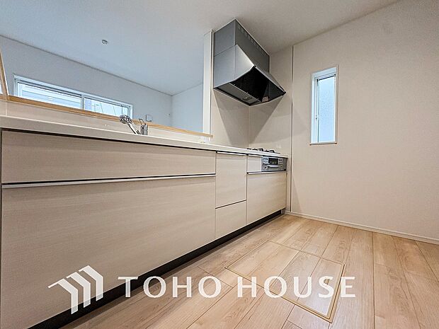 機能的で使い勝手のよさそうなキッチン。明るく清潔感があります。