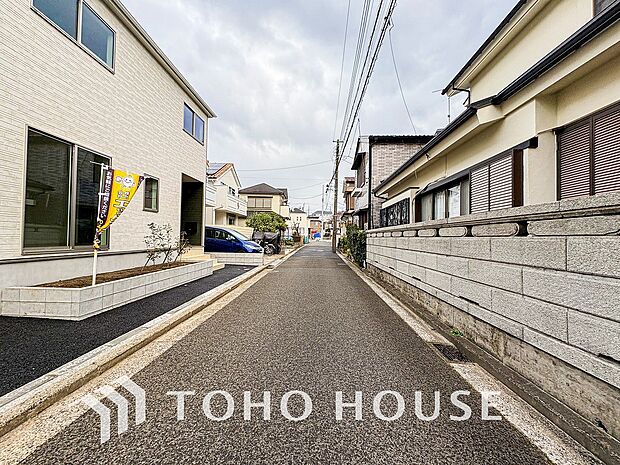 前面道路含む現地写真『快適』は「家」と「街」と「環境」が調和した時に訪れるだと改めて感じさせてくれます。
