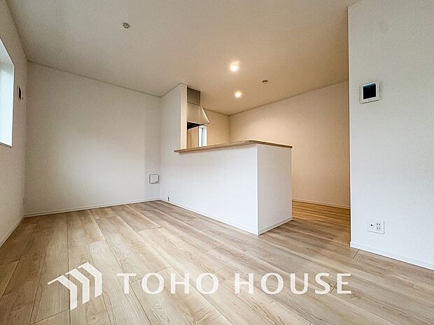 忙しい朝でも、しっかり家族が揃って食事をして頂けるゆとりある大きさのダイニングスペース。